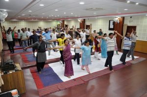 Trunk_Movement_-_Loosening_Practice_-_International_Day_of_Yoga_Celebration_-_NCSM_-_Kolkata_2015-06-21_7291